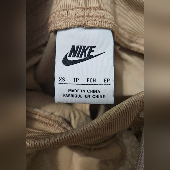 NIKE Women's Sportswear Essential Woven High-Waisted Curve Pants. Tan/cream. XS - Picture 13 of 14